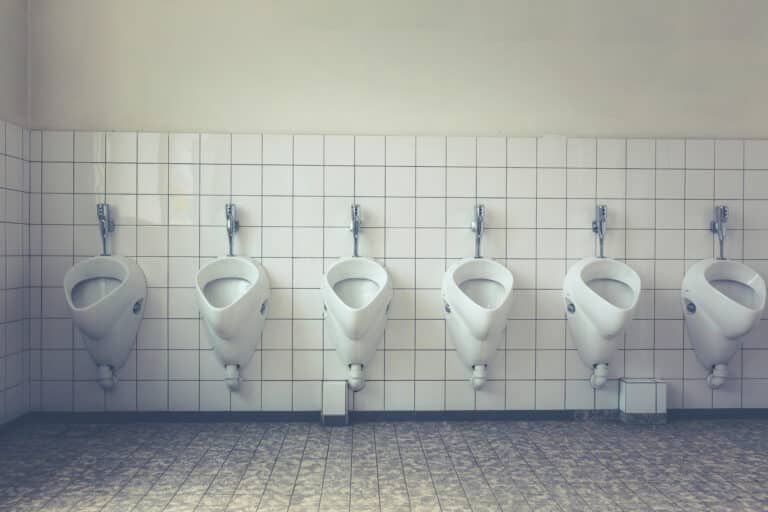 Men and urinating properly. 10 tips for the best ways to do it.